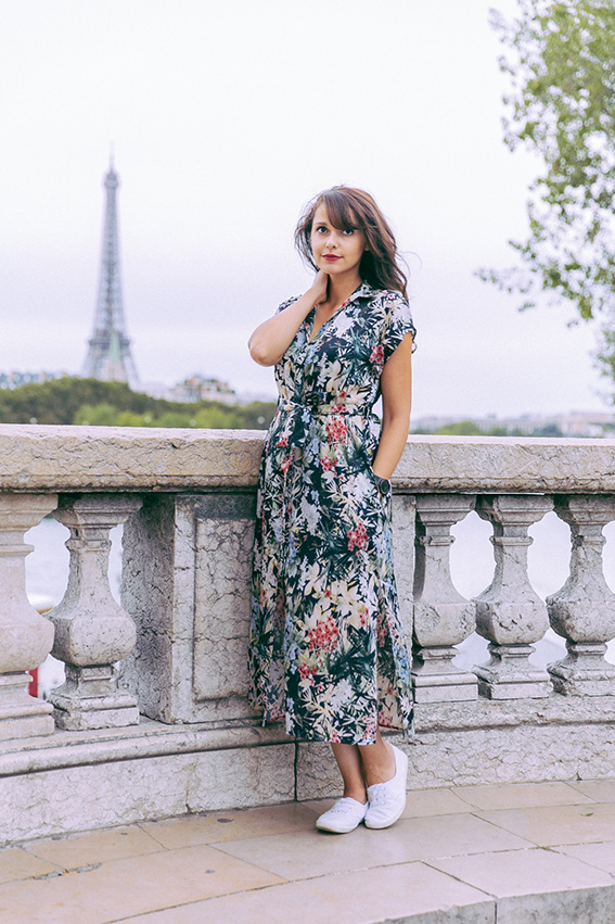 Blogueuse mode Paris - Shooting pont Alexandre III - Blog mode tenue d'été, de rentrée, robe à fleurs. Comment porter la robe mi-longue ?