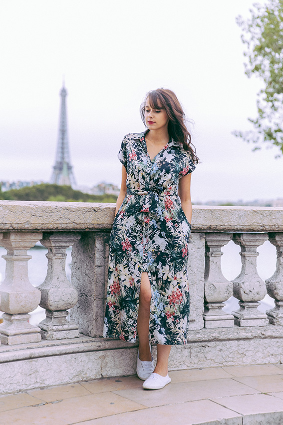 Blogueuse mode Paris - Shooting pont Alexandre III - Blog mode tenue d'été, de rentrée, robe à fleurs. Comment porter la robe mi-longue ? 