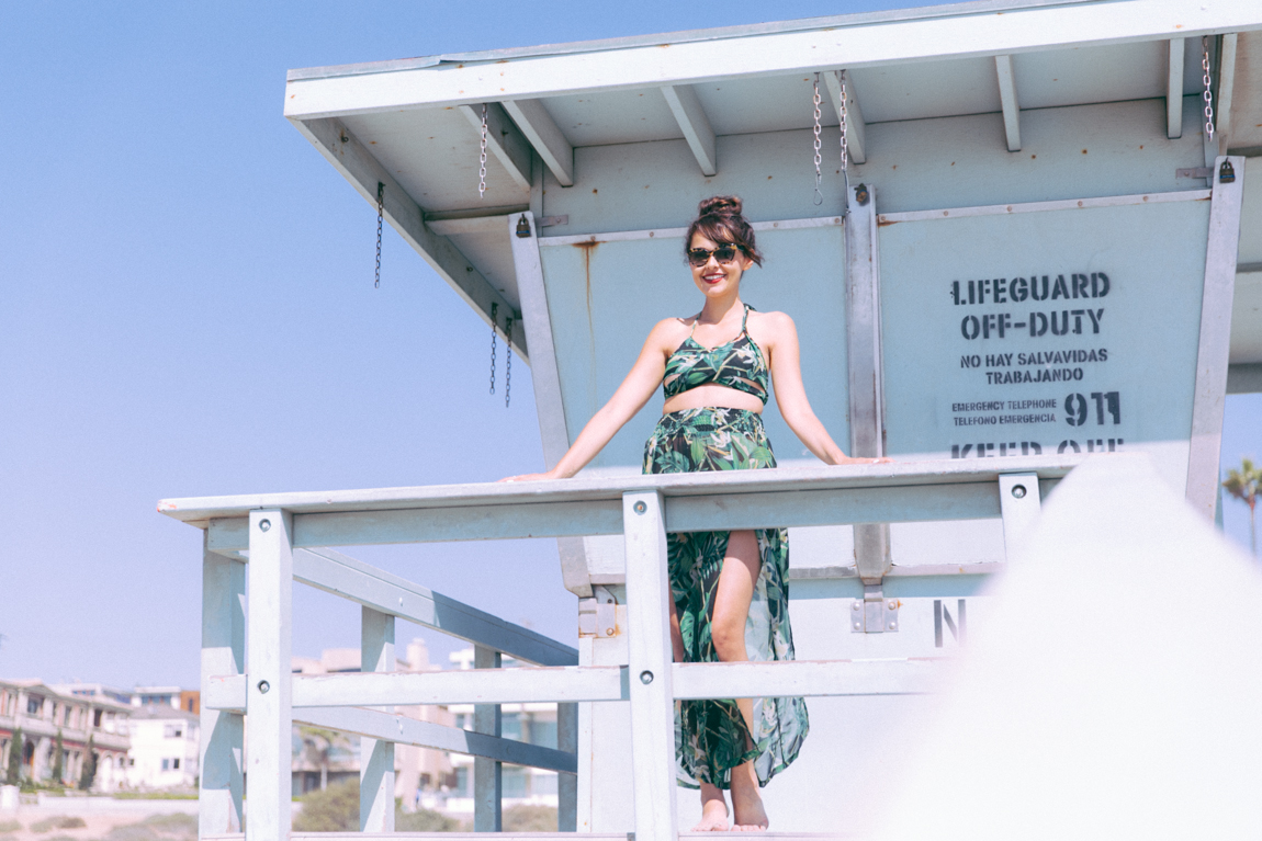 Look de plage tenue de plage: pantalon taille haute tropical fendu transparant. Look blogueuse mode parisienne France à Los Angeles Shooting à Malibu - Dollyjessy