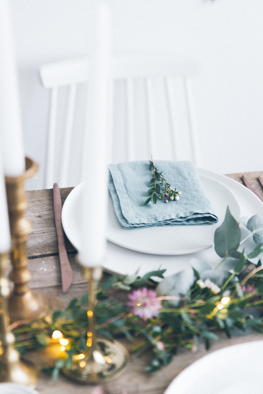Conseils pour dresser sa table de Noël ou table de fête de mariage - style de table rustique en bois, plantes vertes et chandeliers dorés - blog cuisine lifestyle dollyjessy 