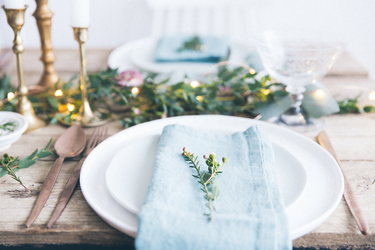 Conseils pour dresser sa table de Noël ou table de fête de mariage - style de table rustique en bois, plantes vertes et chandeliers dorés - blog cuisine lifestyle dollyjessy 
