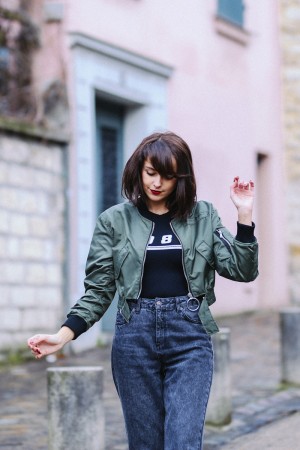 Blogueuse mode look street sport shooting Montmartre La maison rose - sneakers mini bomber streetstyle mom jean gris délavé retroussé nike air max blanches porter un body avec un jean boyfriends - blog mode paris