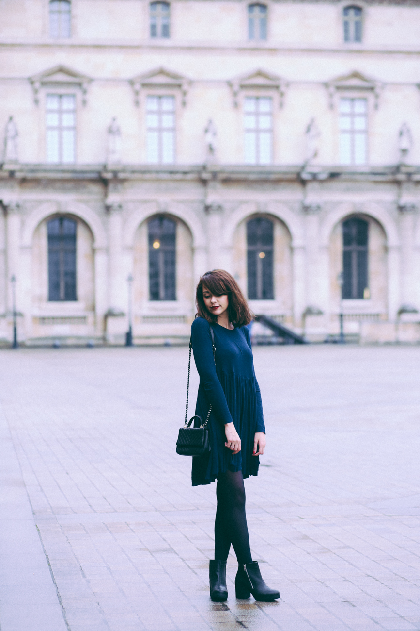 Blogueuse mode parisienne look aux Pyramides du Louvre - manteau fausse fourrure léopard robe empire babydoll Urban Outfitters blog mode paris photographe