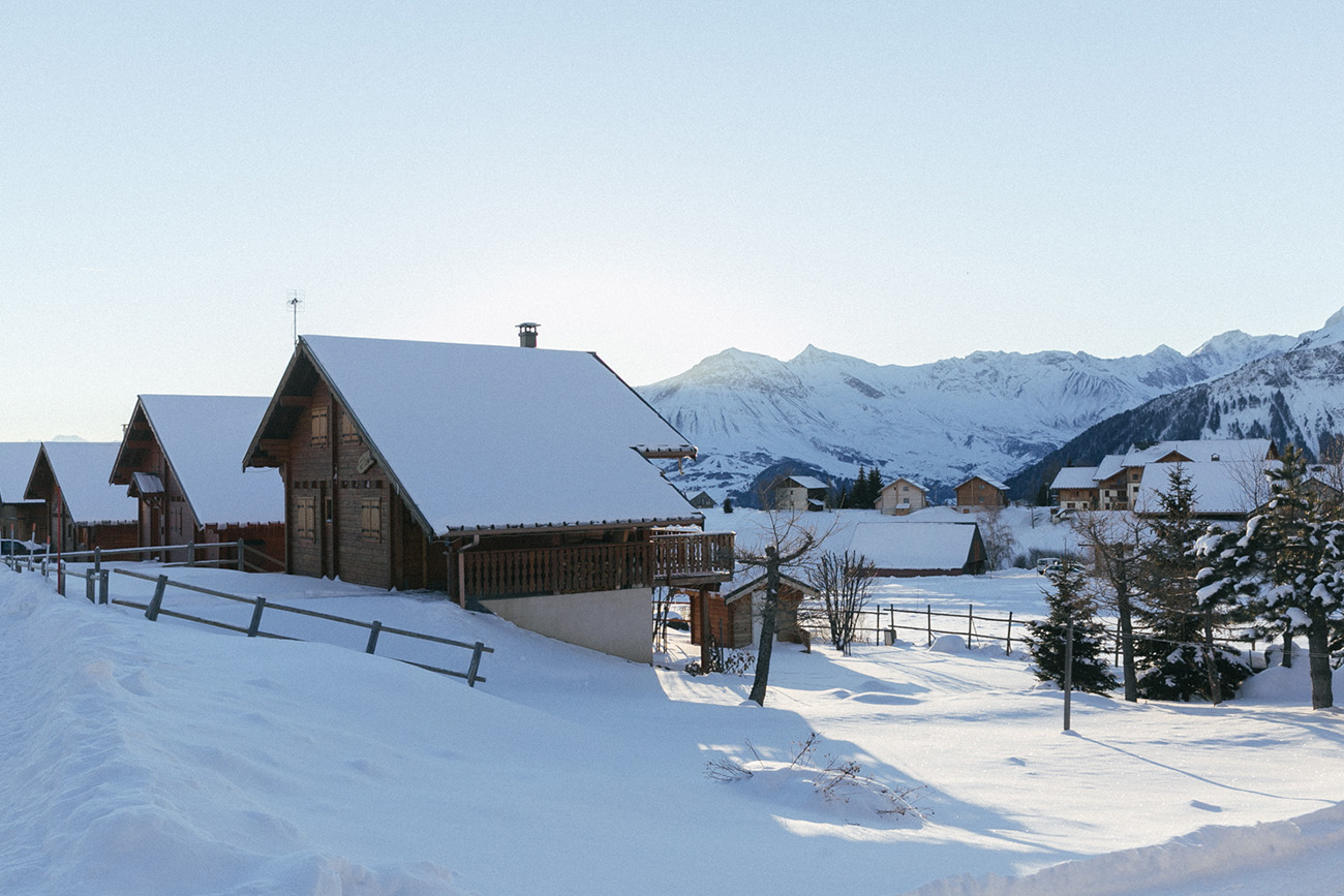 Stations de ski Les Sybelles séjour à la montagne en famille, entre amis en couple en Savoir station bon rapport qualité prix 