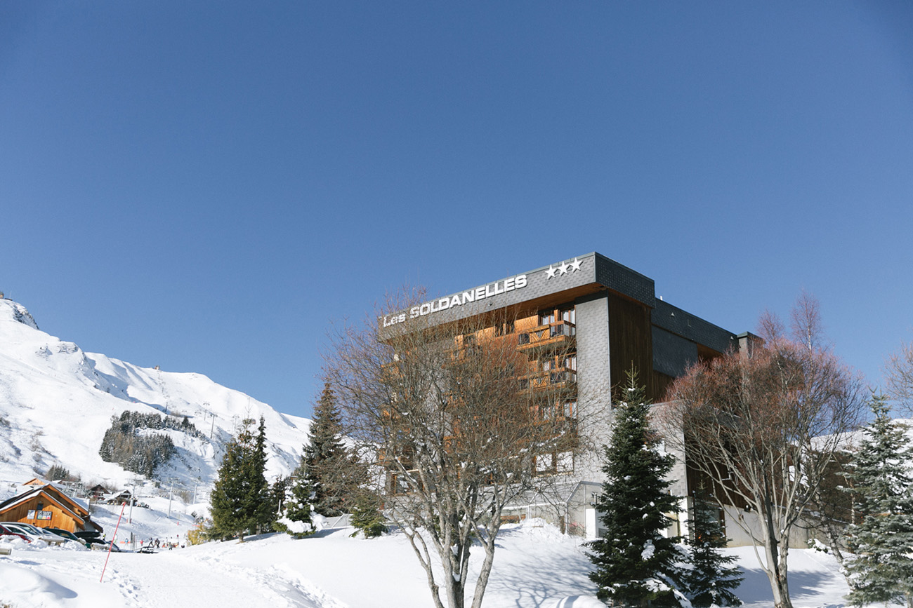 Stations de ski Les Sybelles séjour à la montagne en famille, entre amis en couple en Savoir station bon rapport qualité prix 