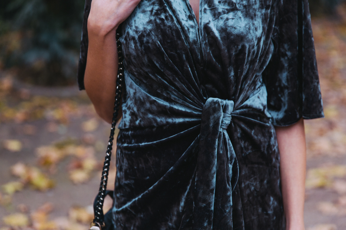 Blog mode lifestyle original Paris blogueuse mode parisienne Dollyjessy - Robe verte en velours Zara - robe de fête 