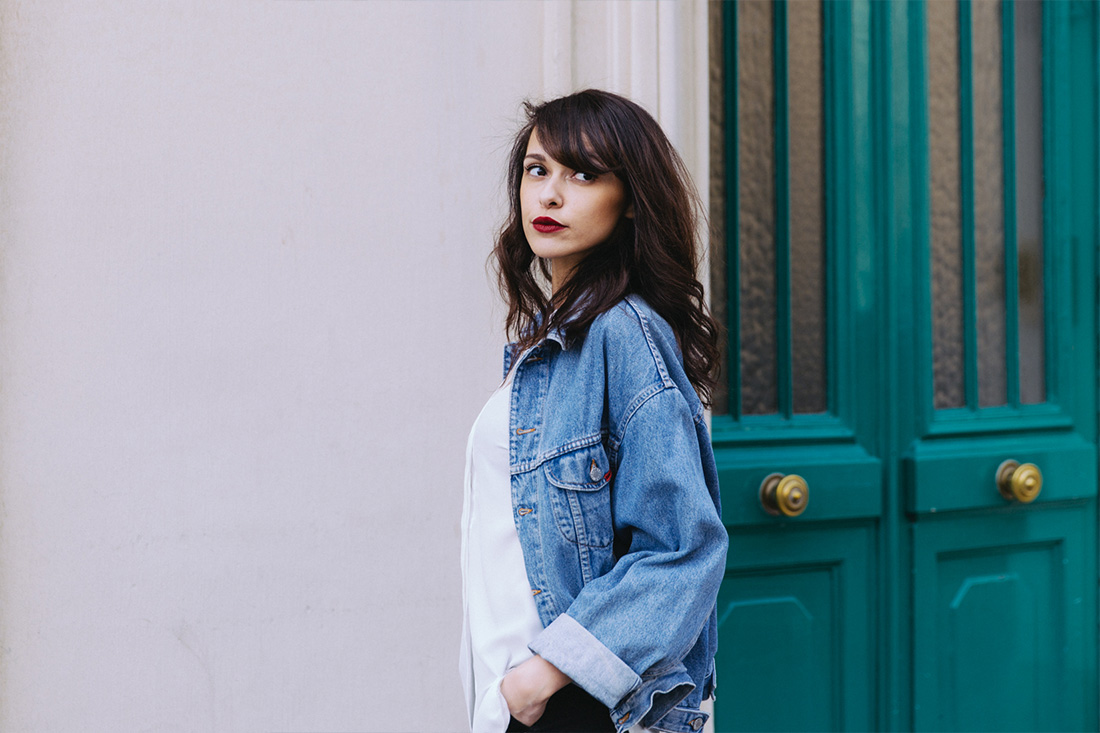Blog mode paris look printemps 2018 - blogueuse parisienne mode lifestyle - comment porter la veste en jean d'homme, la veste en jean vintage, la veste en jean oversize - shooting paris 7