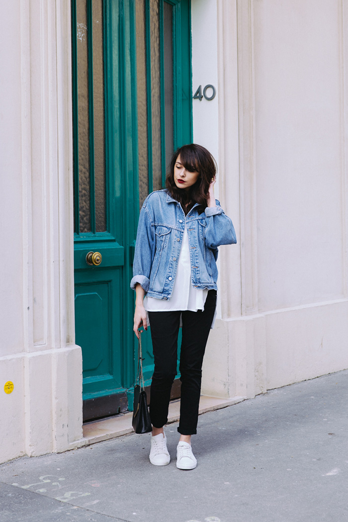 Blog mode paris look printemps 2018 - blogueuse parisienne mode lifestyle - comment porter la veste en jean d'homme, la veste en jean vintage, la veste en jean oversize - shooting paris 7