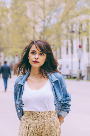 Blogueuse mode fraiche Paris dollyjessy Jessica blog lifestyle shooting look veste en jean vintage jupe fleurie vintage airmax 90 blanches tenue féminine avec des baskets