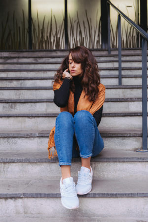Blogueuse mode paris look simple casual classique jean 7/8 court cheville baskets new balance pastel rose bleu col roulé noir sexy moulant blog france