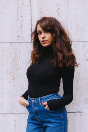 Blogueuse mode paris look simple casual classique jean 7/8 court cheville baskets new balance pastel rose bleu col roulé noir sexy moulant blog france
