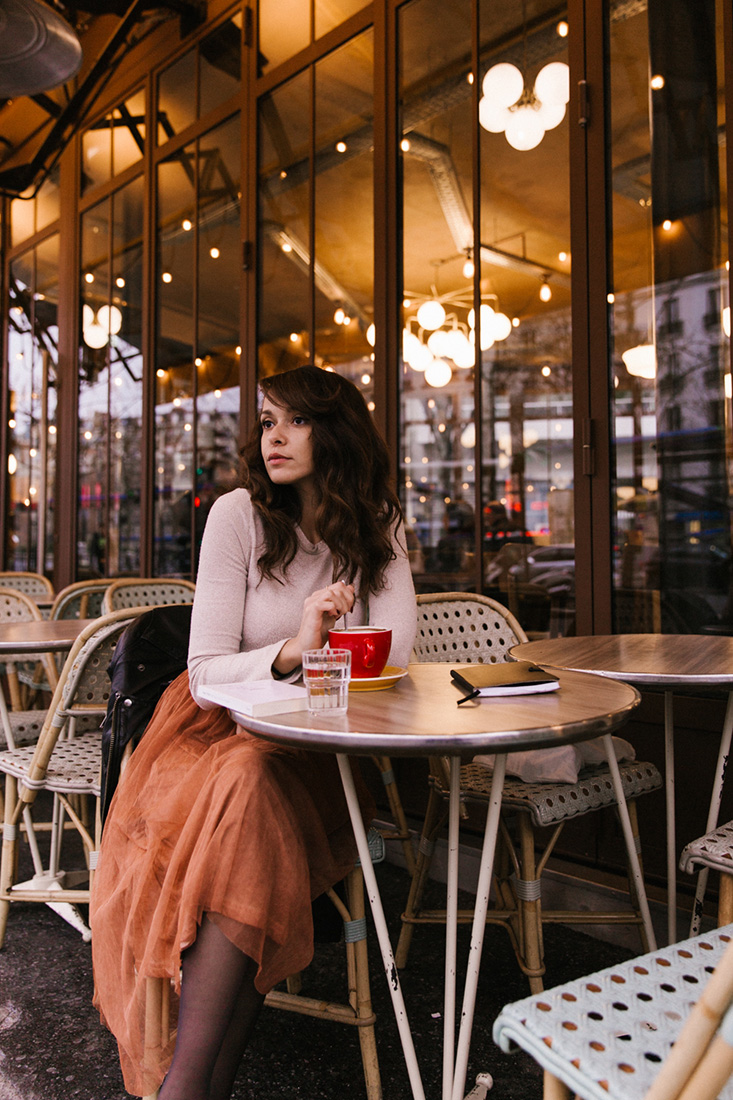 Look parisien blogueuse parisienne tenu terrasse de café paris traditionnelle tenue blog mode blogueuse jolie brune cheveux longs Dollyjessy blog lifestyle