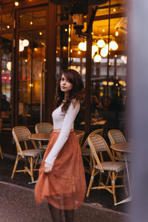 Look parisien blogueuse parisienne tenu terrasse de café paris traditionnelle tenue blog mode blogueuse jolie brune cheveux longs Dollyjessy blog lifestyle