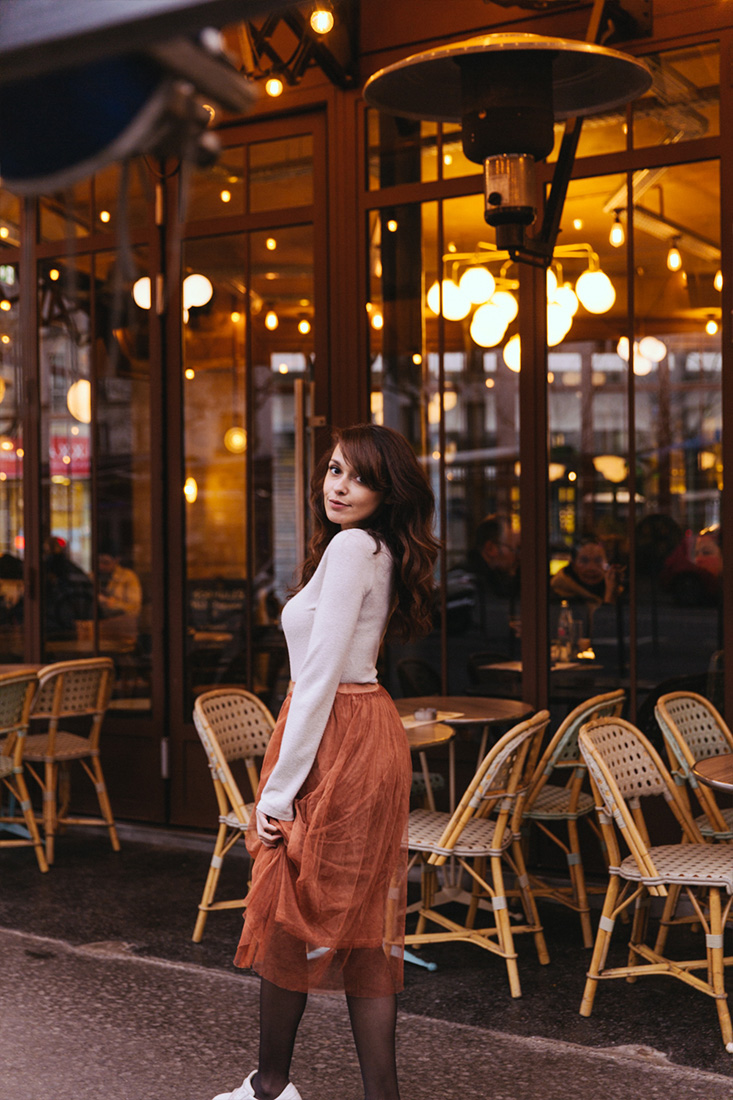 Look parisien blogueuse parisienne tenu terrasse de café paris traditionnelle tenue blog mode blogueuse jolie brune cheveux longs Dollyjessy blog lifestyle