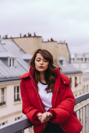 Look street Ellesse hiver 2019 Doudoune oversize rouge Tommy Jeans ensemble survêtement retro jogging vintage matière froissée - blog mode paris dollyjessy