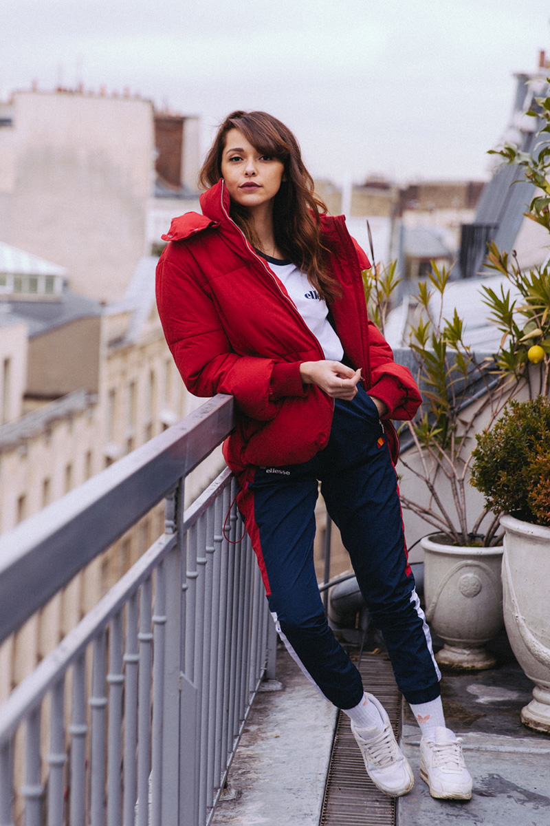 Look street Ellesse hiver 2019 Doudoune oversize rouge Tommy Jeans ensemble survêtement retro jogging vintage matière froissée - blog mode paris dollyjessy 