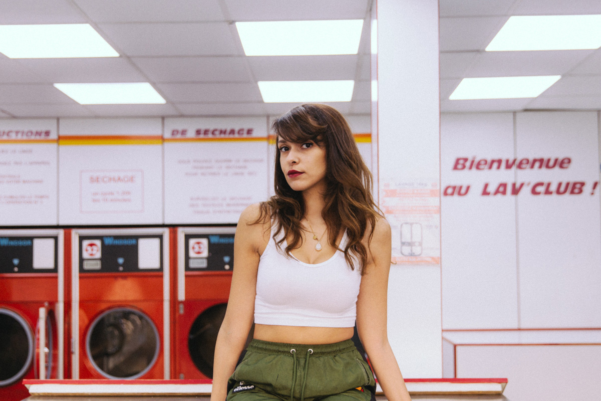 Shooting mode laverie Lavomatic Paris blogueuse street classe dollyjessy sportwear survêtement Ellesse vintage retro air max 90 blanches jolie
