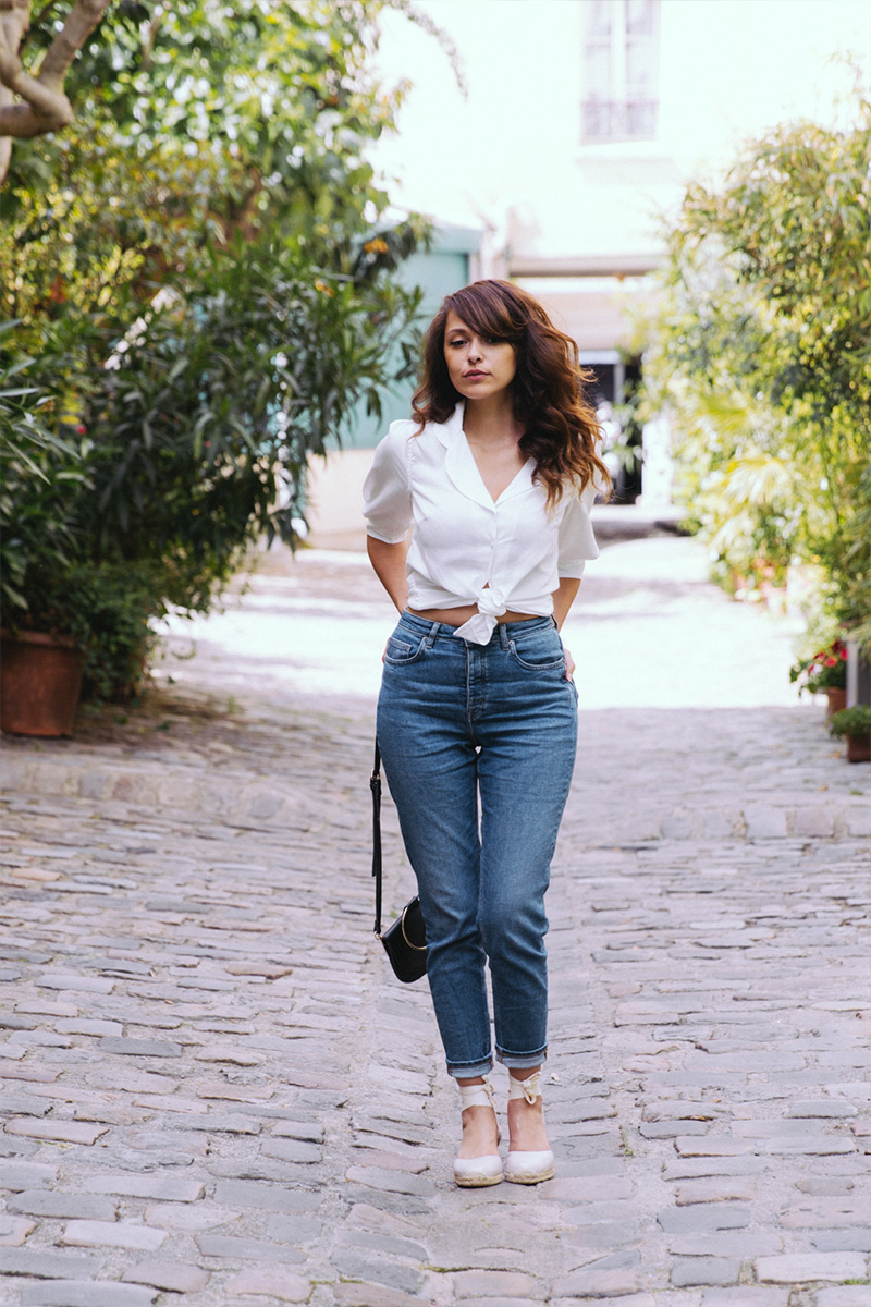 Look mode été 2019 automne, chemise blanche fabriquée en France avec un mom jean taille haute et des chaussures compensées espadrilles - blog mode paris dollyjessy 