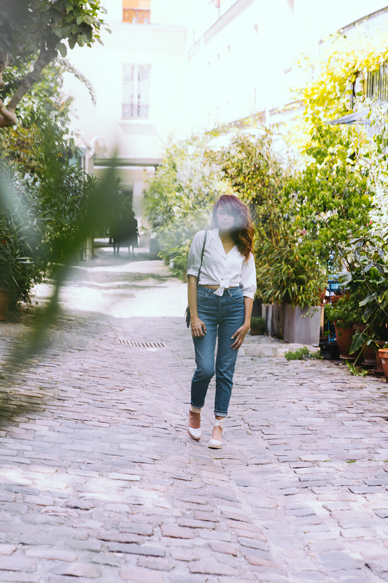 Look mode été 2019 automne, chemise blanche fabriquée en France avec un mom jean taille haute et des chaussures compensées espadrilles - blog mode paris dollyjessy 